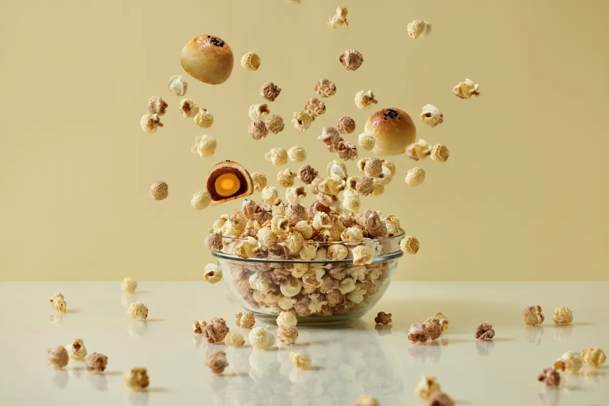 ▲不二糕餅攜手星球工坊推出「蛋黃酥雙色爆米花」，神級美味一吃上癮。(圖／不二糕餅提供）