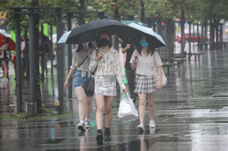 ▲全台灣各地今（1）日午後受到對流雲系發展旺盛影響，陸續降下大雷雨。（圖／NOWnews資料照）
