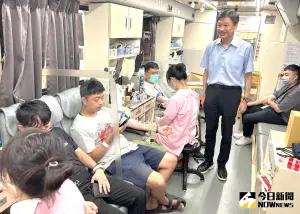 ▲產業園區管理局舉辦公益捐血活動,副局長劉繼傳(站立者)為捐血者加油打氣。(圖/記者黃守作攝,2024.07.01) ▲產業園區管理局舉辦公益捐血活動,副局長劉繼傳(站立者)為捐血者加油打氣。(圖/記者黃守作攝,2024.07.01)