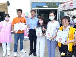 ▲產業園區管理局舉辦公益捐血活動,副局長劉繼傳(左3)頒發感謝狀給楠梓科技產業園區廠商,以感謝鼓勵員工踴躍捐血。(圖/記者黃守作攝,2024.07.01) ▲產業園區管理局舉辦公益捐血活動,副局長劉繼傳(左3)頒發感謝狀給楠梓科技產業園區廠商,以感謝鼓勵員工踴躍捐血。(圖/記者黃守作攝,2024.07.01)