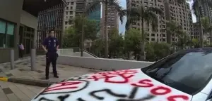 ▲警方抵達AIT後,杜男隨即配合開車離去。(圖/翻攝畫面) ▲警方抵達AIT後,杜男隨即配合開車離去。(圖/翻攝畫面)