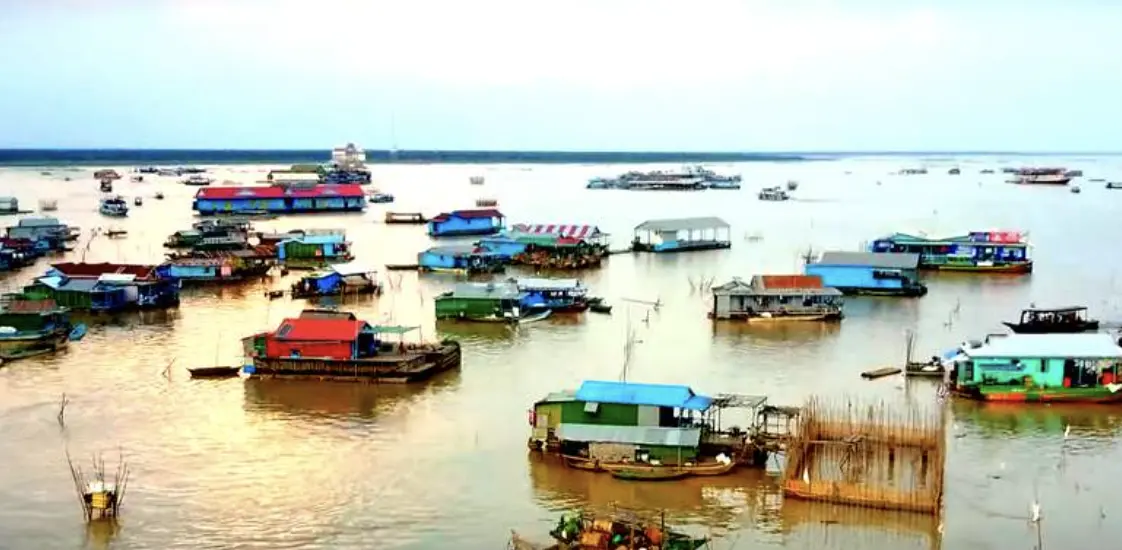 ▲位於柬埔寨暹粒洞里薩湖的Chong Kneas水上村莊，聚集了將近6000人生活。（圖／翻攝自影片）