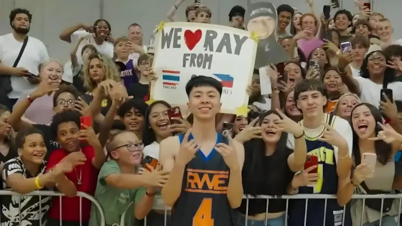 ▲Ray在本周末參加美國知名的業餘籃球聯盟AAU賽事，出道戰吸引大批粉絲到場為他加油。（圖／取自YT@RayAsianBoy Live）