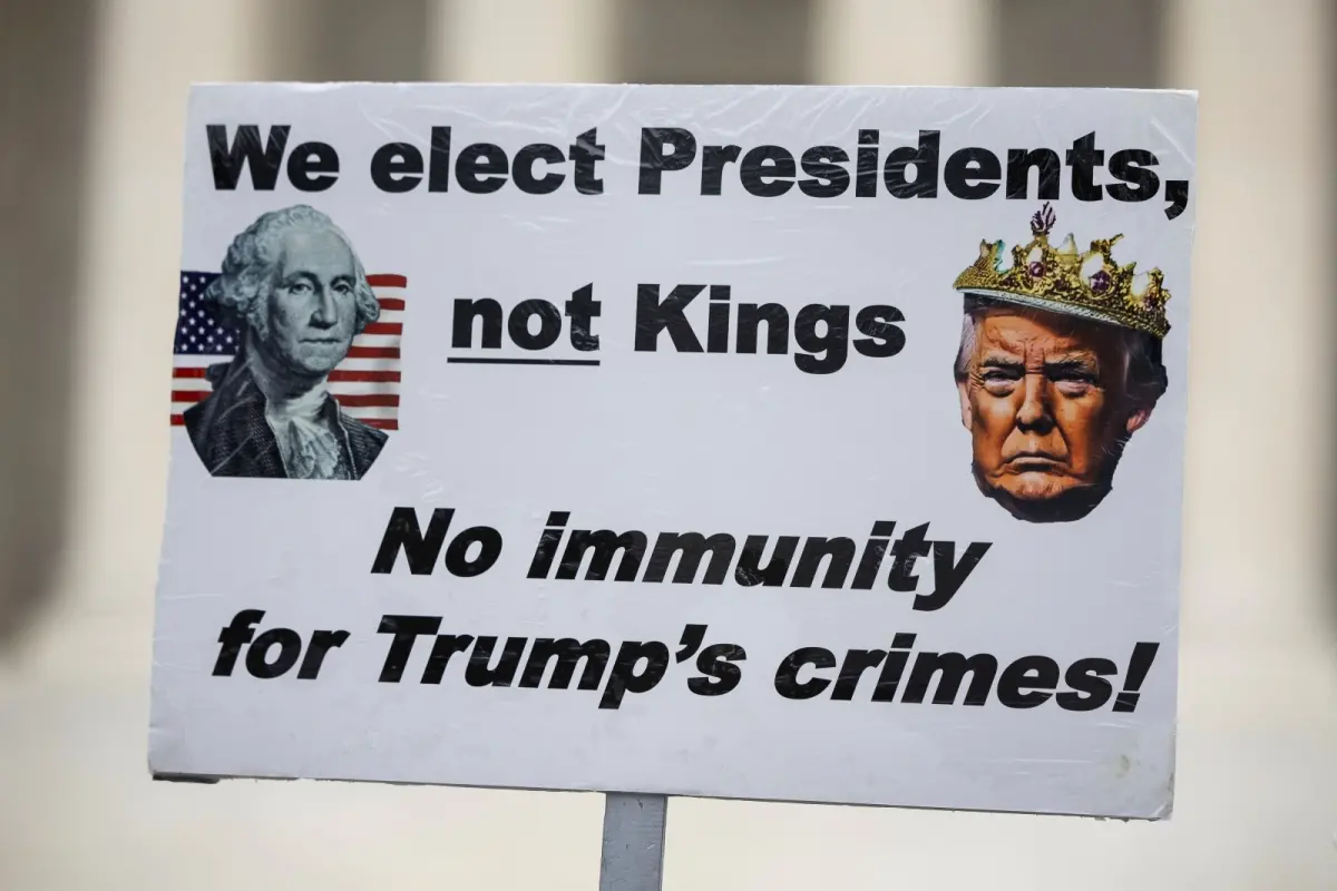 ▲美國聯邦最高法院有關前總統川普享部分豁免權的裁決，引發部分民眾不滿，紛紛到最高法院外高舉抗議標語，寫下「我們選的是總統，不是國王」。（圖／美聯社／達志影像）