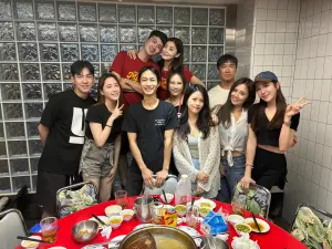 ▲張捷(後排左一)生日會合照,張書豪(前排左起)貼著歐陽妮妮,動作親暱。(圖/夏如芝臉書) ▲張捷(後排左一)生日會合照,張書豪(前排左起)貼著歐陽妮妮,動作親暱。(圖/夏如芝臉書)