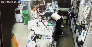 陳男不滿店員孫男態度不佳,氣得打電話給2名親友助陣,3人不斷揮拳攻擊其頭部及背部,之後又持玻璃酒瓶,朝孫男頭上猛砸。(圖/翻攝畫面) ▲陳男不滿店員孫男態度不佳,氣得打電話給2名親友助陣,3人不斷揮拳攻擊其頭部及背部,之後又持玻璃酒瓶,朝孫男頭上猛砸。(圖/翻攝畫面)