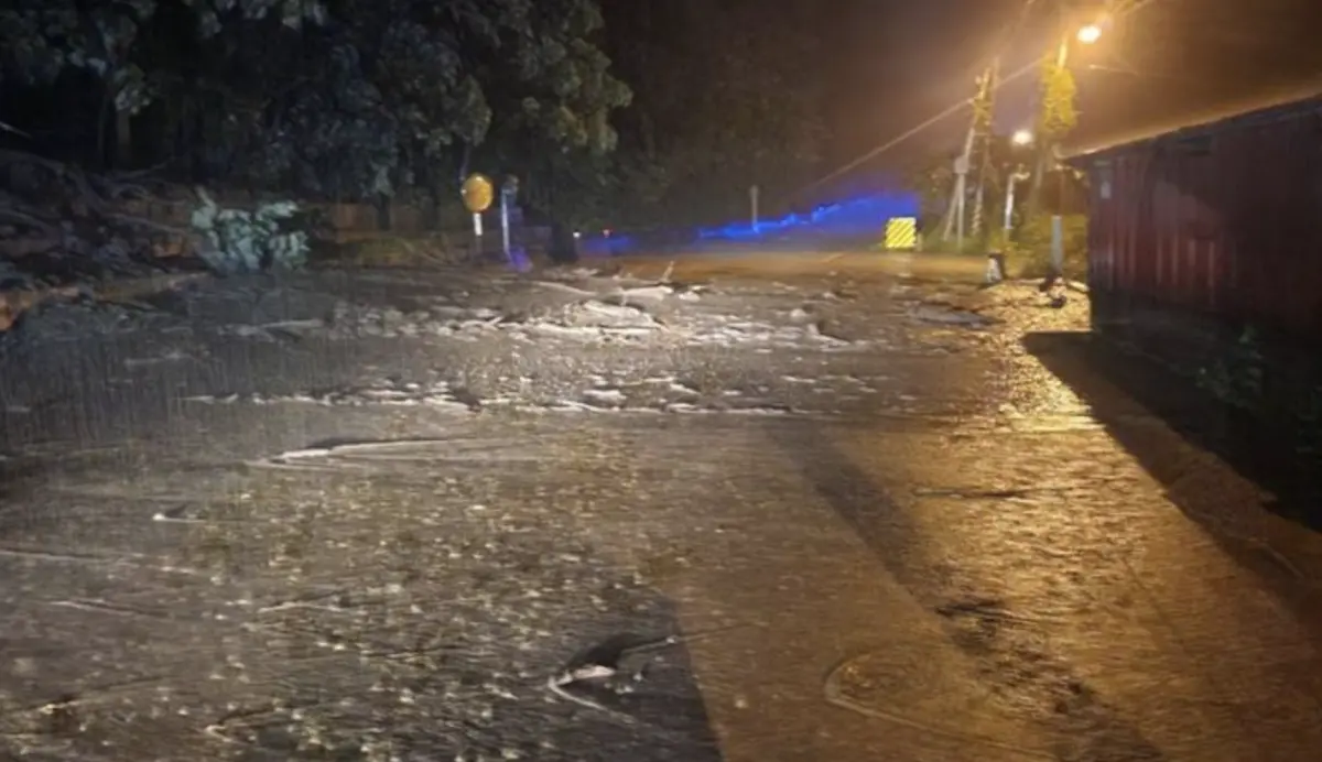 ▲花蓮縣昨晚下豪雨，多處路段坍方不通，花蓮縣秀林鄉和平村宣布，由於鐵、公路不通，今（2）日停班停課。（圖／公路總局提供）