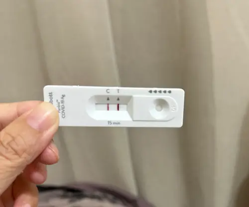 確認快篩。(圖/記者周淑萍攝) ▲確認快篩。(圖/記者周淑萍攝)