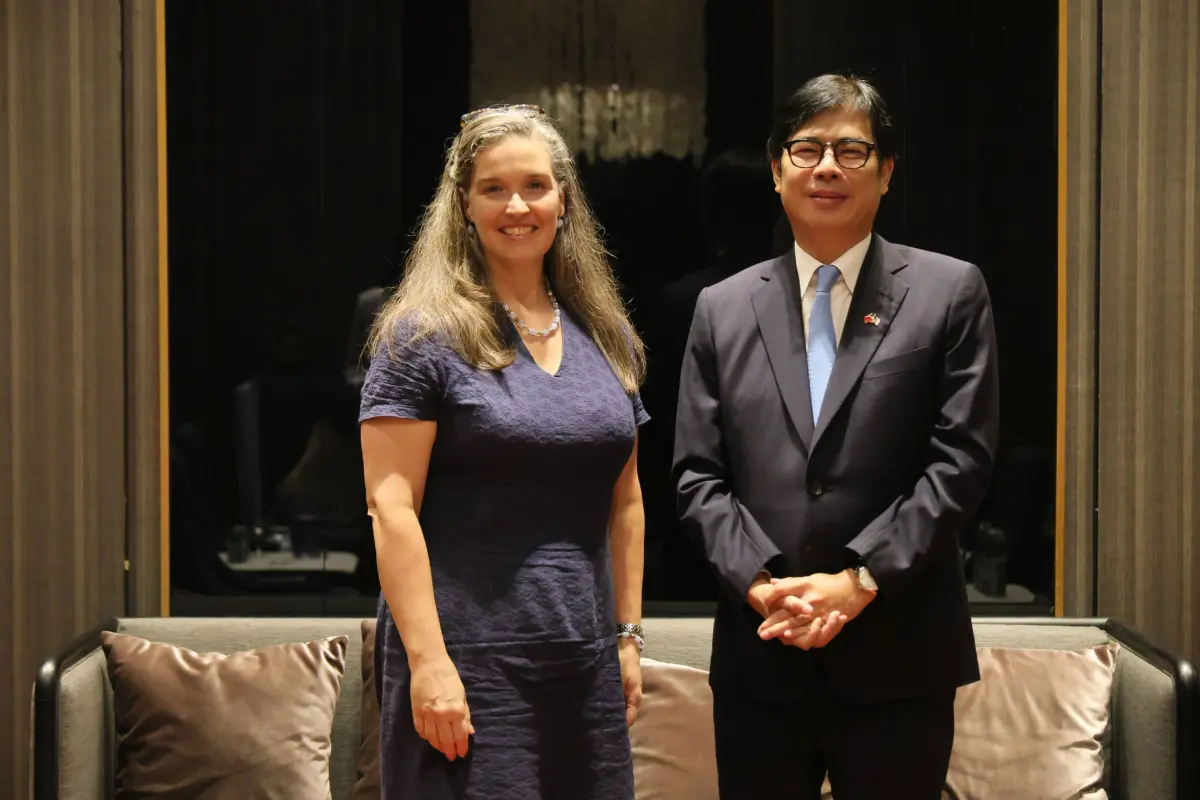 ▲陳其邁昨(1)日晚間應邀出席美國國慶酒會，特別致贈高雄城市市景紀念牌以及排灣族琉璃珠項鍊等禮品給即將於今夏離任的孫曉雅。（圖／高市府提供）