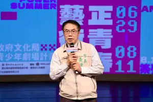 ▲黃偉哲指出，讓青少年朋友透過不同的方式參與表演藝術，以不同的方式「轉大人」，促進學生族群對表演藝術的認識，也讓文化與藝術同時向下札根。（圖／台南市政府提供）