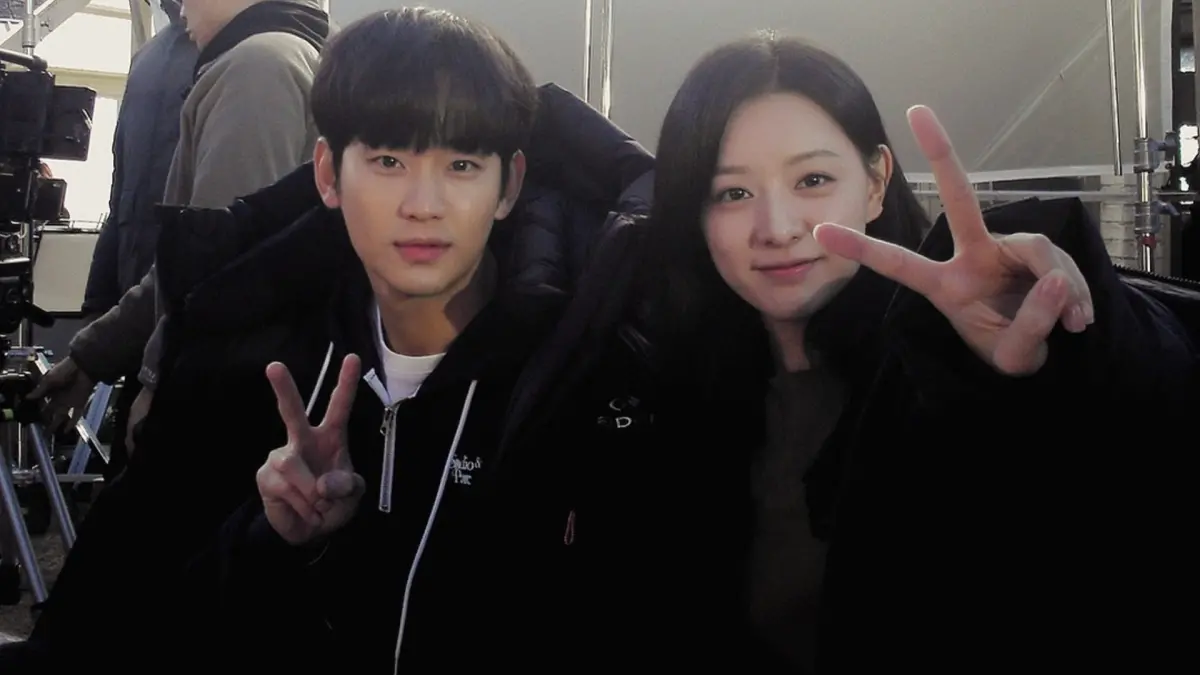 ▲金秀賢（左）IG更新工作照，與金智媛照片構圖相似的3張，發完後又突然刪除。（圖／金秀賢IG）