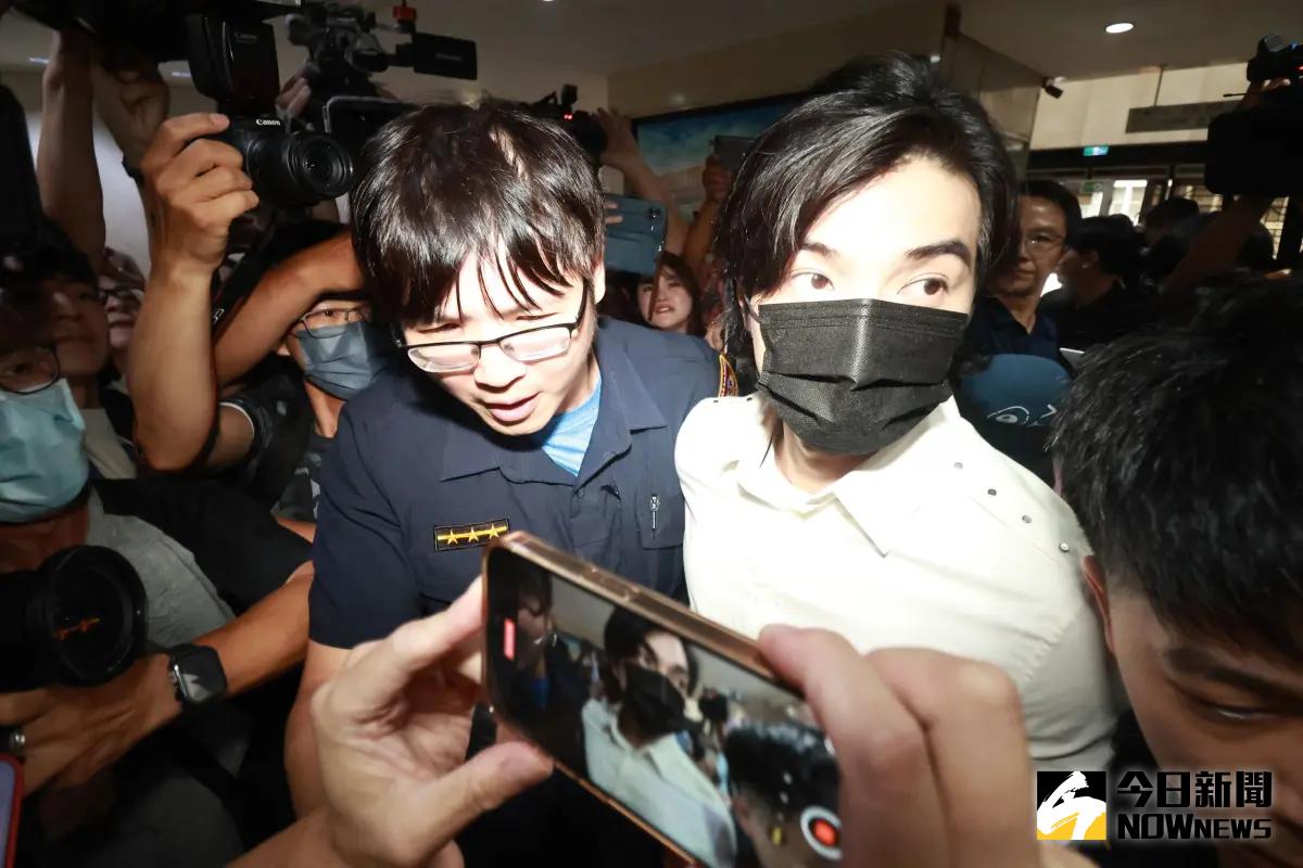 ▲藝人賀軍翔挨告妨害性自主，今（2日）赴台北地檢署說明。媒體拍到賀軍翔現身，他對此十分低調、不發一語，快步進入北檢。（圖／記者吳翊緁攝）