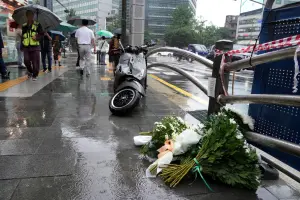 ▲韓國首爾昨晚發生9死4傷重大車禍，今日有民眾在事發路口放上鮮花致哀。（圖／美聯社／達志影像）