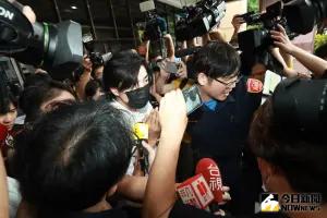 直擊/賀軍翔「穿帥帥出庭」全新白鞋被踩髒:我沒做不禮貌行為