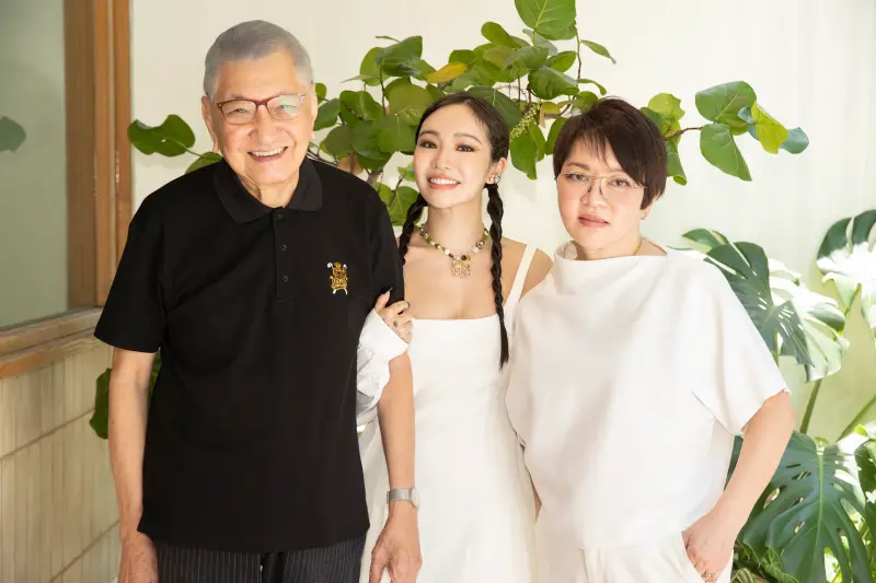 ▲陳芳語（中）出新專輯，爸媽到場支持。（圖／華風數位提供）
