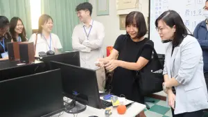 ▲夏令營帶領學生包括從寫程式等,慢慢認識半導體。(圖/高市府教育局提供) ▲夏令營帶領學生包括從寫程式等,慢慢認識半導體。(圖/高市府教育局提供)