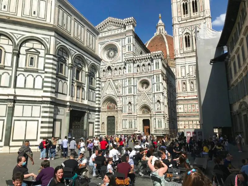 ▲香原斗志表示,即使歐洲街頭能看到許多亞洲由看,但幾乎看不到日本人。圖為義大利佛羅倫斯主教座堂廣場資料照。。(圖/美聯社/達志影像)