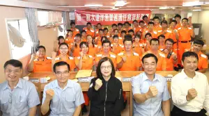 ▲海洋委員會主任委員管碧玲(前排中)慰勉執行35日遠洋勤務返抵國門的新竹艦海巡同仁。(圖/海洋委員會提供) ▲海洋委員會主任委員管碧玲(前排中)慰勉執行35日遠洋勤務返抵國門的新竹艦海巡同仁。(圖/海洋委員會提供)