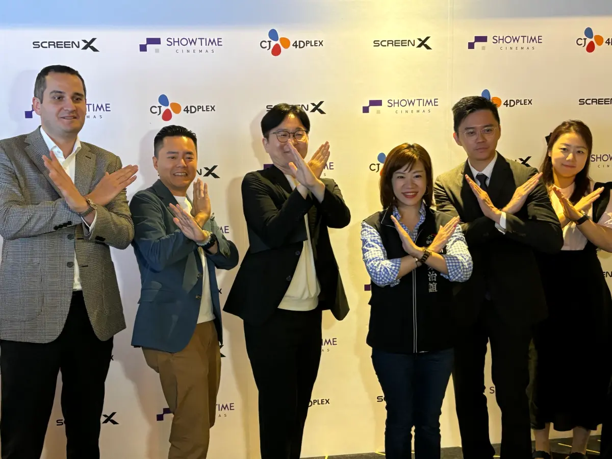 ▲秀泰影城引進ScreenX影廳今天舉辦預覽會，新聞局長欒治誼(右三）「初體驗」，大呼超酷。（圖／記者金武鳳攝，2024.7.2)