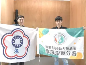 ▲將代表勞動部勞動力發展署高屏澎東分署參加全國技能競賽的陳辰酵(右),盼在配管與暖氣職類國手呂臣勳(左)指導下,能嶄露鋒芒。(圖/勞動部高屏澎東分署提供) ▲將代表勞動部勞動力發展署高屏澎東分署參加全國技能競賽的陳辰酵(右),盼在配管與暖氣職類國手呂臣勳(左)指導下,能嶄露鋒芒。(圖/勞動部高屏澎東分署提供)