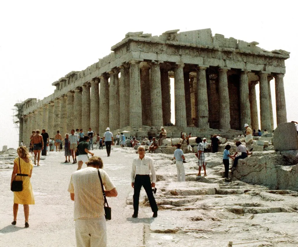 ▲希臘最新宣布每週工作6天新制，稱此舉可以提高生產力，應對缺工的困難，並解決現存未申報加班時數浮濫的問題，但新制旋即引發工會強烈反彈。（圖／美聯社／達志影像）