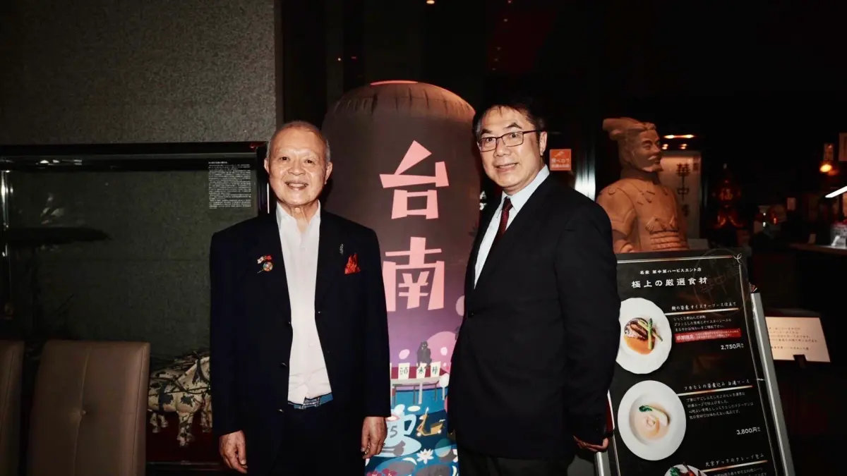 ▲黃偉哲在日本台灣後援會會長陳天隆的引薦與大阪當地的重要僑領和市議員們會面。(圖／台南市政府提供)