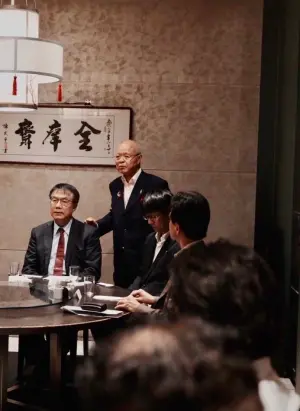 ▲黃偉哲除與僑領、議員相見歡以拓展城市情誼外,也有數家關西地區百貨業者與會,黃偉哲也把握機會介紹台南的優質農漁特產品。(圖/台南市政府提供) ▲黃偉哲除與僑領、議員相見歡以拓展城市情誼外,也有數家關西地區百貨業者與會,黃偉哲也把握機會介紹台南的優質農漁特產品。(圖/台南市政府提供)
