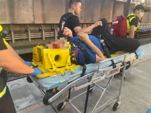 台鐵浮洲站傳意外！40多歲男疑暈眩落軌　頭、四肢受傷緊急送醫
