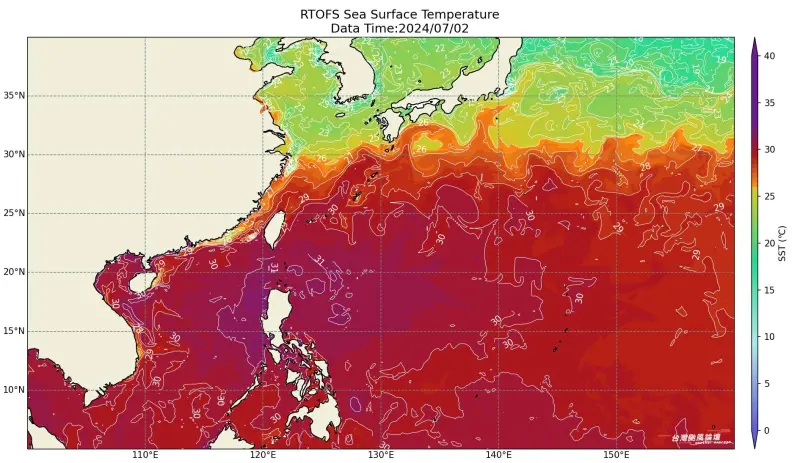 ▲今年台灣周遭海域的溫度比往年平均高，沿海介於攝氏30至31度，溫度分佈整片呈現紅紫色。（圖／「台灣颱風論壇｜天氣特急」臉書）