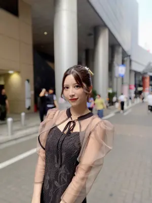 ▲日本混血AV女優七森莉莉，穿著優雅洋裝吃喜酒。（圖／七森莉莉 X）