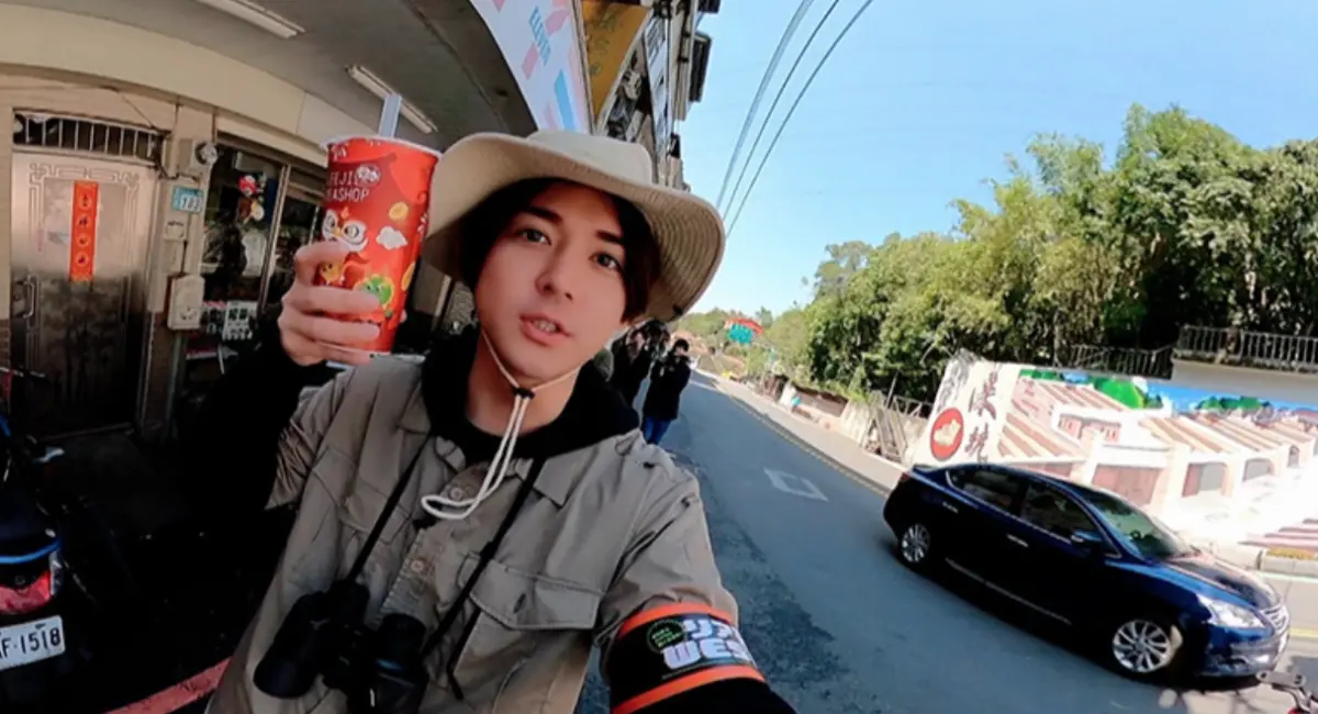 ▲日本男星小瀧望來台出外景，在深坑喝了超大杯奶茶只要250日圓、新台幣50元，讓他驚呼「便宜到不安」，掀起網友熱議。（圖／翻攝自朝日電視台）