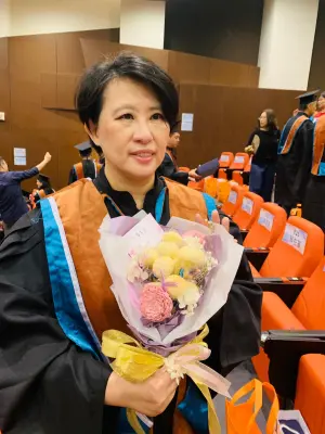 ▲江坤俊老婆拿到EMBA的學位。(圖/江坤俊臉書) ▲江坤俊老婆拿到EMBA的學位。(圖/江坤俊臉書)