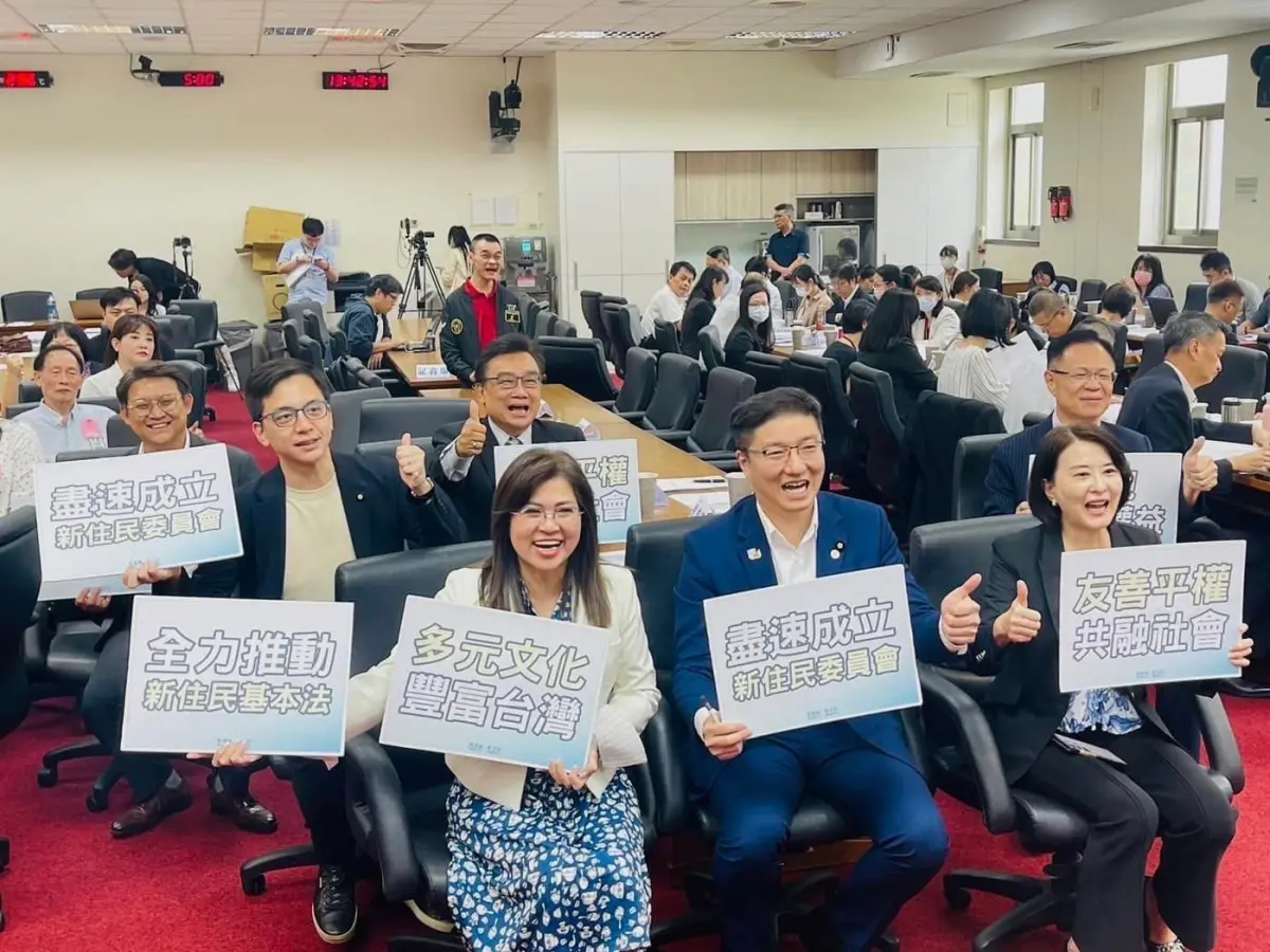 ▲民眾黨新住民立委麥玉珍出示6月11日與藍委一起召開新住民基本法公聽會的照片，反駁時力黨主席王婉諭的指控。（圖／麥玉珍國會辦公室提供）