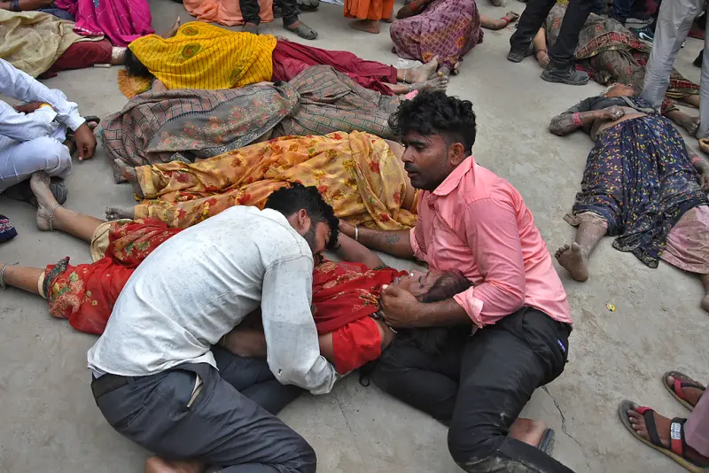 ▲印度日前發生宗教集會踩踏事件，造成121人死亡，當地警方今天逮捕6名籌辦人員，另懸賞追緝1人。（圖／美聯社／達志影像）