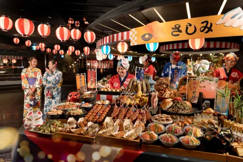 ▲台北晶華酒店栢麗廳推出「仲夏居酒屋」活動，有豪華海鮮丼、和牛漢堡排、炙燒紅蝦海膽握壽司等奢華下酒菜，且週一至週四晚間八點後用餐可享買一送一。（圖／台北晶華提供）