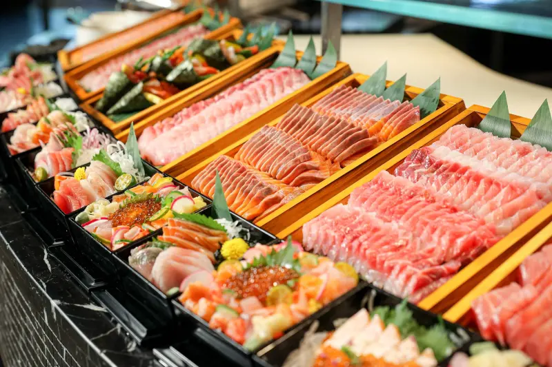 ▲2025台北國際夏季旅展將來臨，台北晶華酒店集團即日起推出線上旅展，吃到飽餐廳「栢麗廳」與館外「泰市場」，將有7.2折起優惠。（圖／台北晶華提供）