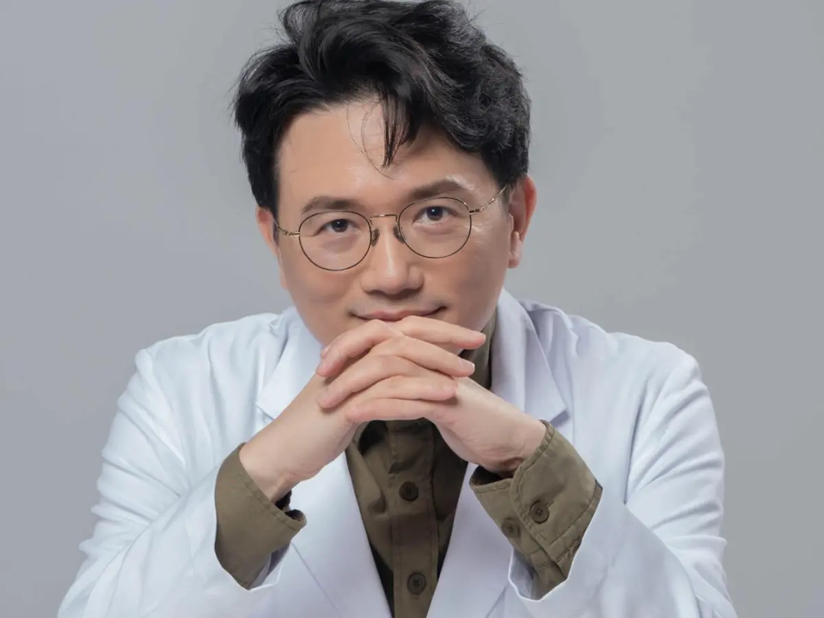 ▲外科名醫江坤俊爆黏TT醫院護理師，透過經紀人回應，「對方是來往比較熟識的同事，目前家庭狀況一切良好，謝謝大家。」（圖／翻攝江坤俊臉書）