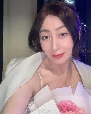 ▲趙英華的燈泡肌白裡透紅,一對招牌媚眼依舊勾魂。(圖/趙英華IG) ▲趙英華的燈泡肌白裡透紅,一對招牌媚眼依舊勾魂。(圖/趙英華IG)