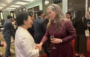 韓江盧合體!盧秀燕話別AIT孫曉雅「太陽餅鳳梨酥追妳天涯海角」 ▲台北市長盧秀燕特地北上與AIT處長孫曉雅話別。(圖/台中市政府提供,2024.07.03)