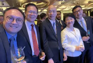 韓江盧合體!盧秀燕話別AIT孫曉雅「太陽餅鳳梨酥追妳天涯海角」 ▲鄭照新秀出韓江盧合照,畫面中還多了民眾黨立委張啟楷。(圖/翻攝鄭照新臉書,2024.07.03)