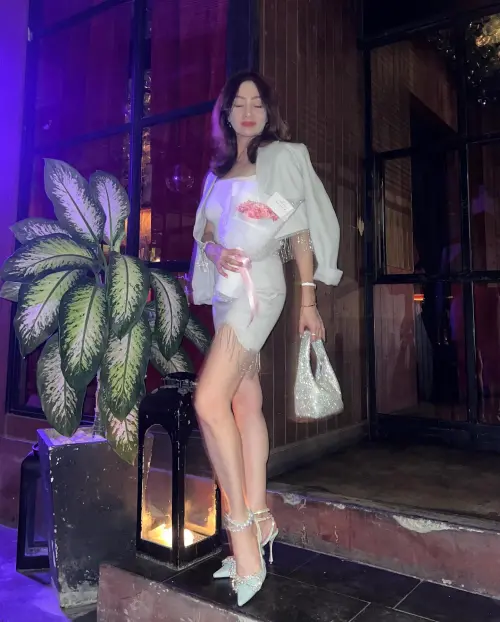 ▲▼趙英華一頭中長捲髮髮量豐沛,燈泡肌白裡透紅,一對招牌媚眼依舊勾魂。(圖/趙英華IG) ▲▼趙英華一頭中長捲髮髮量豐沛,燈泡肌白裡透紅,一對招牌媚眼依舊勾魂。(圖/趙英華IG)
