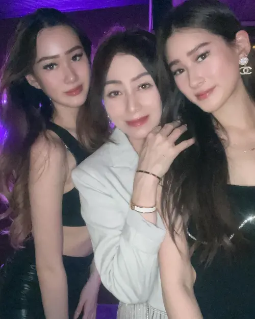 ▲趙英華兩名女兒外型亮眼,有混血兒的味道。(圖/趙英華IG) ▲趙英華兩名女兒外型亮眼,有混血兒的味道。(圖/趙英華IG)