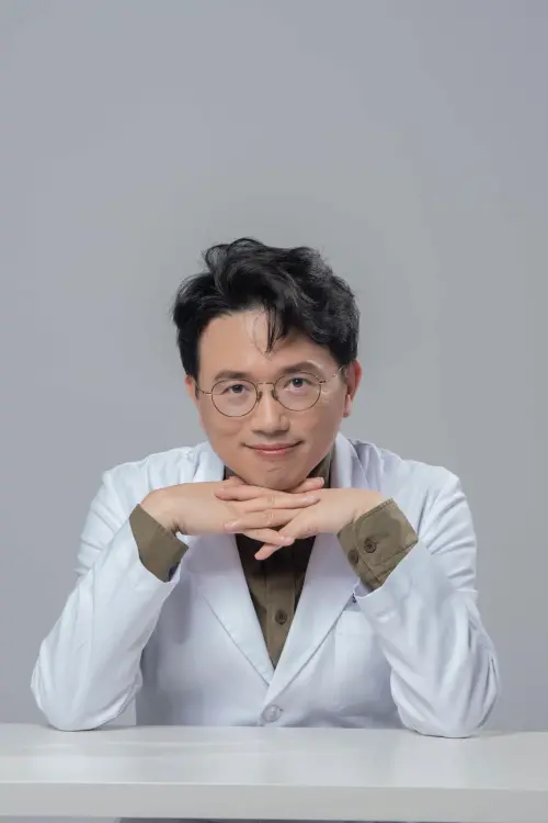 ▲江坤俊是乳房外科名醫,常登上各大節目,名氣不小。(圖/江坤俊臉書) ▲江坤俊是乳房外科名醫,常登上各大節目,名氣不小。(圖/江坤俊臉書)
