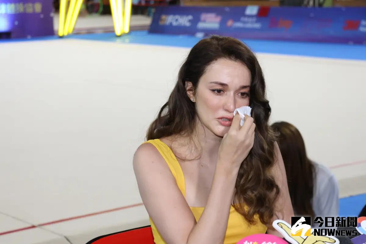 ▲瑞莎一提到人在烏克蘭的奶奶，忍不住淚崩：「希望我的奶奶還沒走之前，可以再看到她。」（圖／記者嚴俊強攝影）