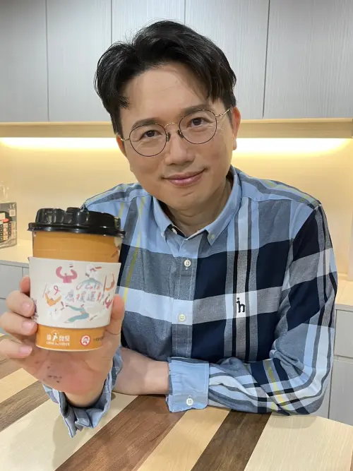 ▲江坤俊經常分享和病人的暖心互動,形象良好。(圖/江坤俊臉書) ▲江坤俊經常分享和病人的暖心互動,形象良好。(圖/江坤俊臉書)