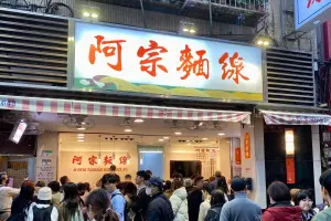 阿宗麵線沒冷氣與座位仍排超多人　老饕點2優勢：真的不是一次店
