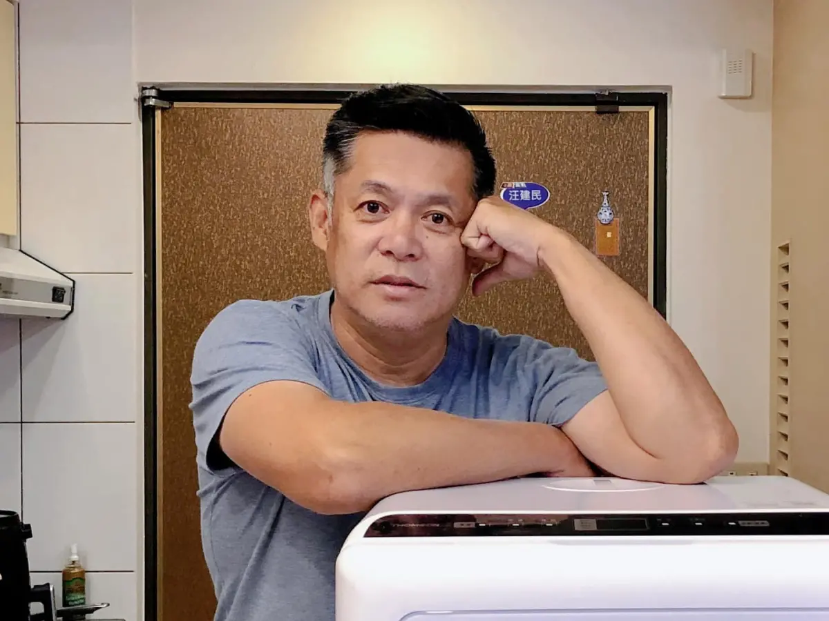 ▲56歲汪建民驚爆罹患肺腺癌4期，暴瘦12公斤化療續命，為了生活依舊開直播露面。（圖／翻攝汪建民臉書）