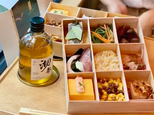 阿里山林鐵「福森號」開賣1小時全搶光!7/28首航 最後搶位必看 ▲阿里山英迪格酒店獨家客製「丰采」九宮格木質便當,吃得到「原木燒烤鹽豬肉」。(圖/記者蕭涵云攝)