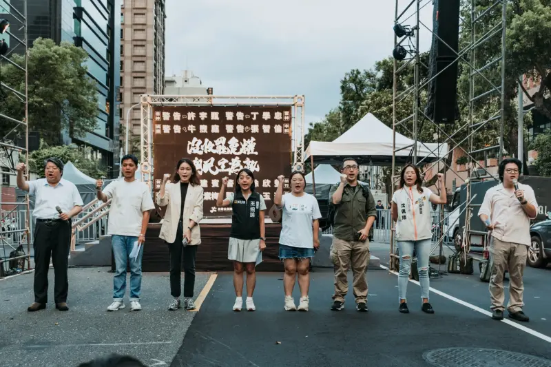 ▲民間團體今晚集結立法院旁抗議選罷法修法。（圖／經濟民主連合提供）