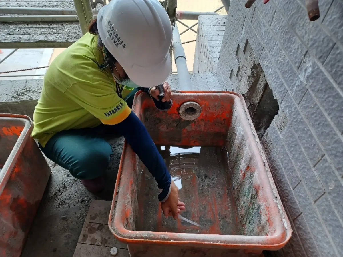 ▲高雄登革熱新增2例境外移入確診個案。圖為高雄衛生局進行環境整頓及噴藥滅蚊。（圖／高市衛生局）